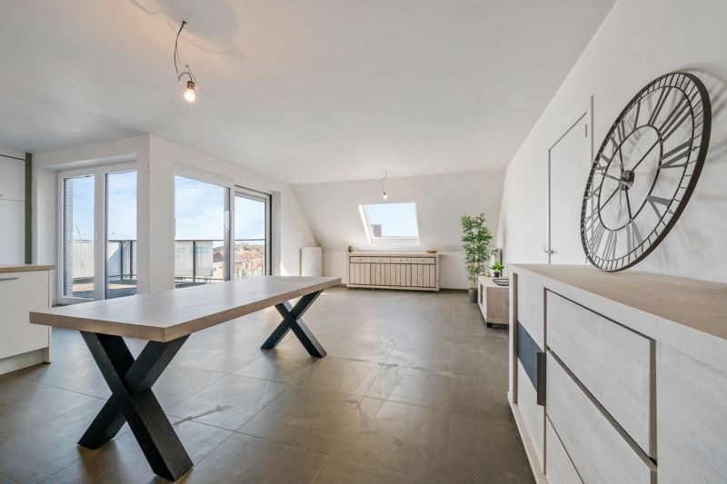 Roeselare nabij Station : Penthouse appartement met 2 slpks en zolder op de derde verdieping van een nieuw gebouwde Residentie genaamd "Residentie Arena" opp 110 m² foto 2