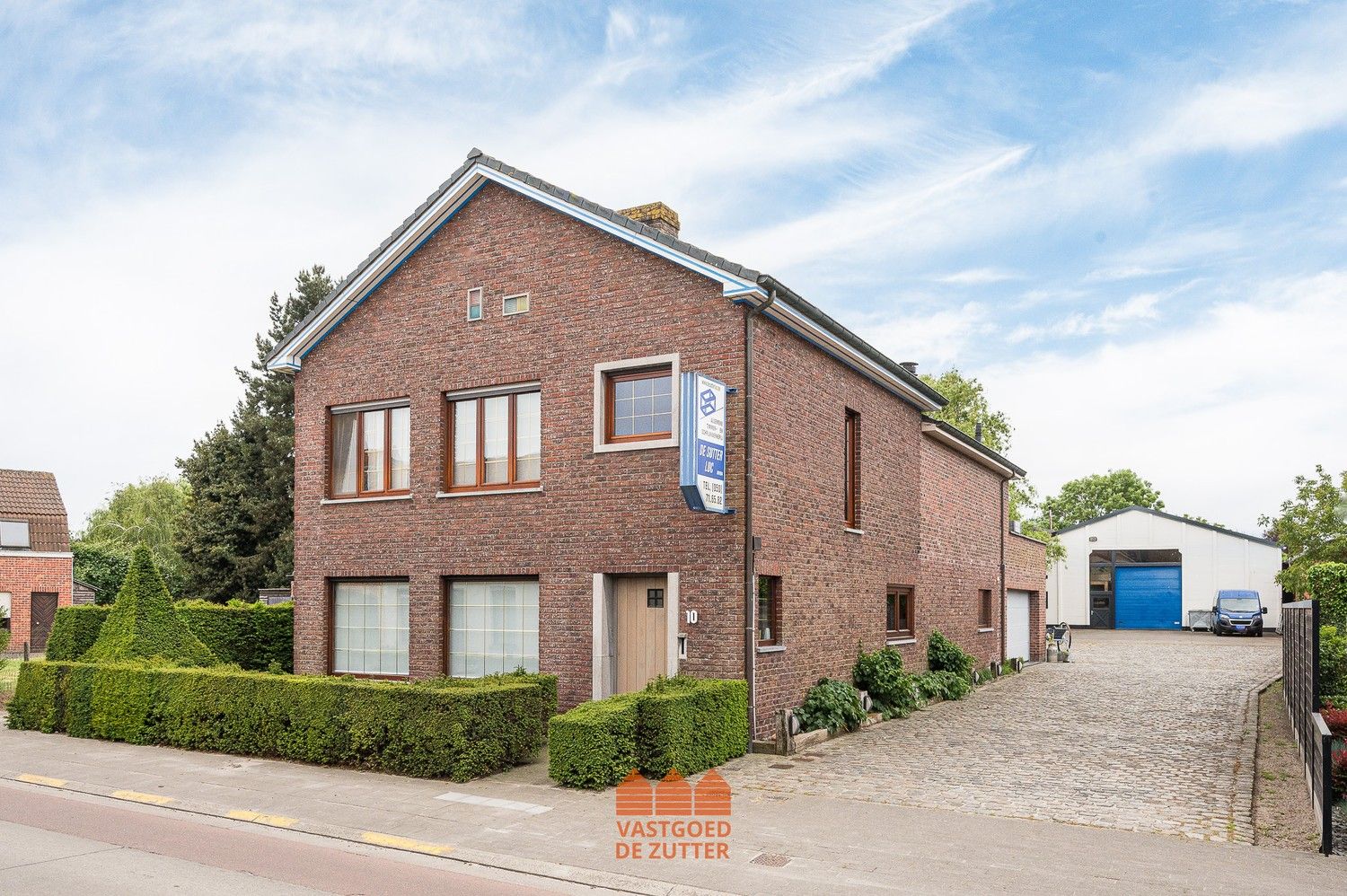 Unieke open bebouwing met functionele schrijnwerkerij op 1.376 m² foto {{pictureIndex}}