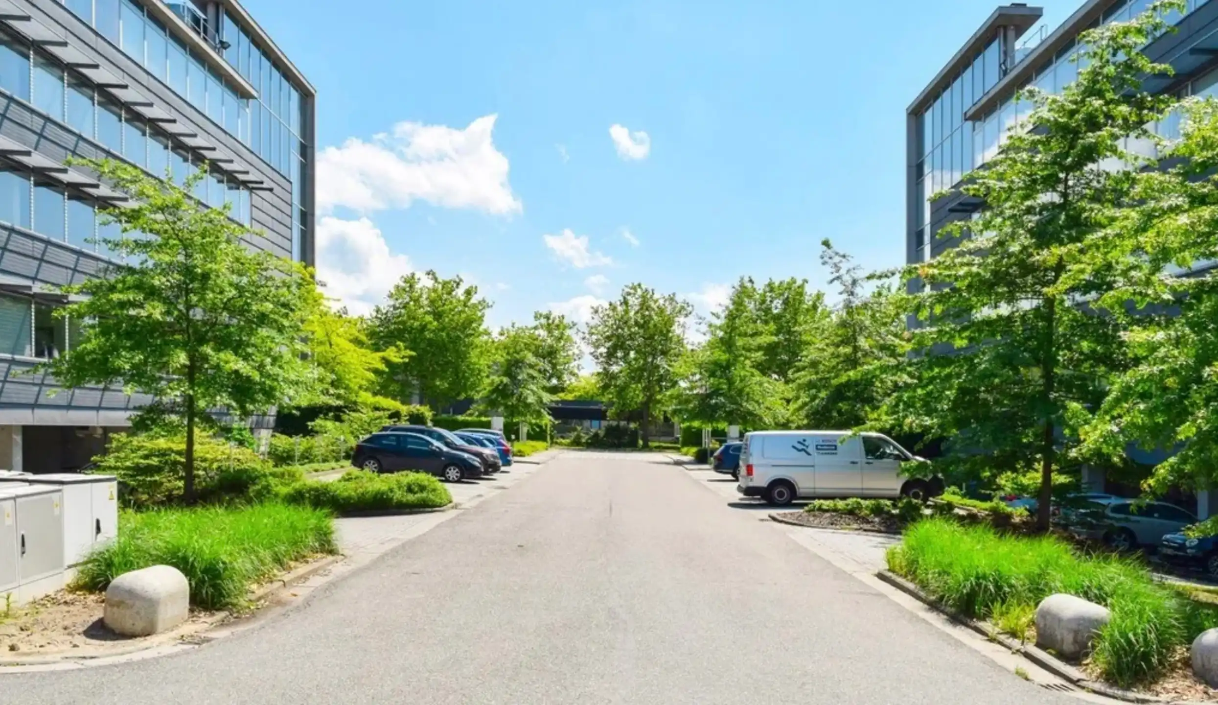 Moderne Kantoorruimtes met Uitzicht op Natuurgebied foto {{pictureIndex}}