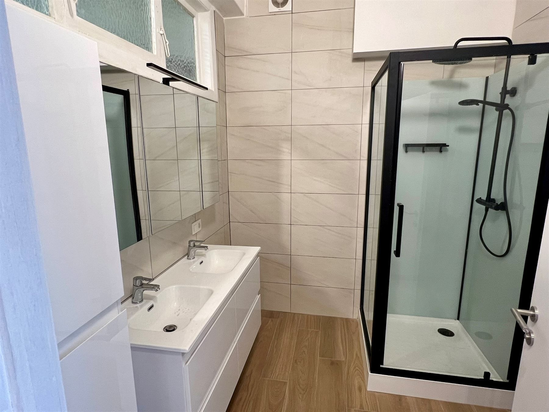 Volledig gerenoveerd appartement met 2 slaapkamers en parking  foto 4