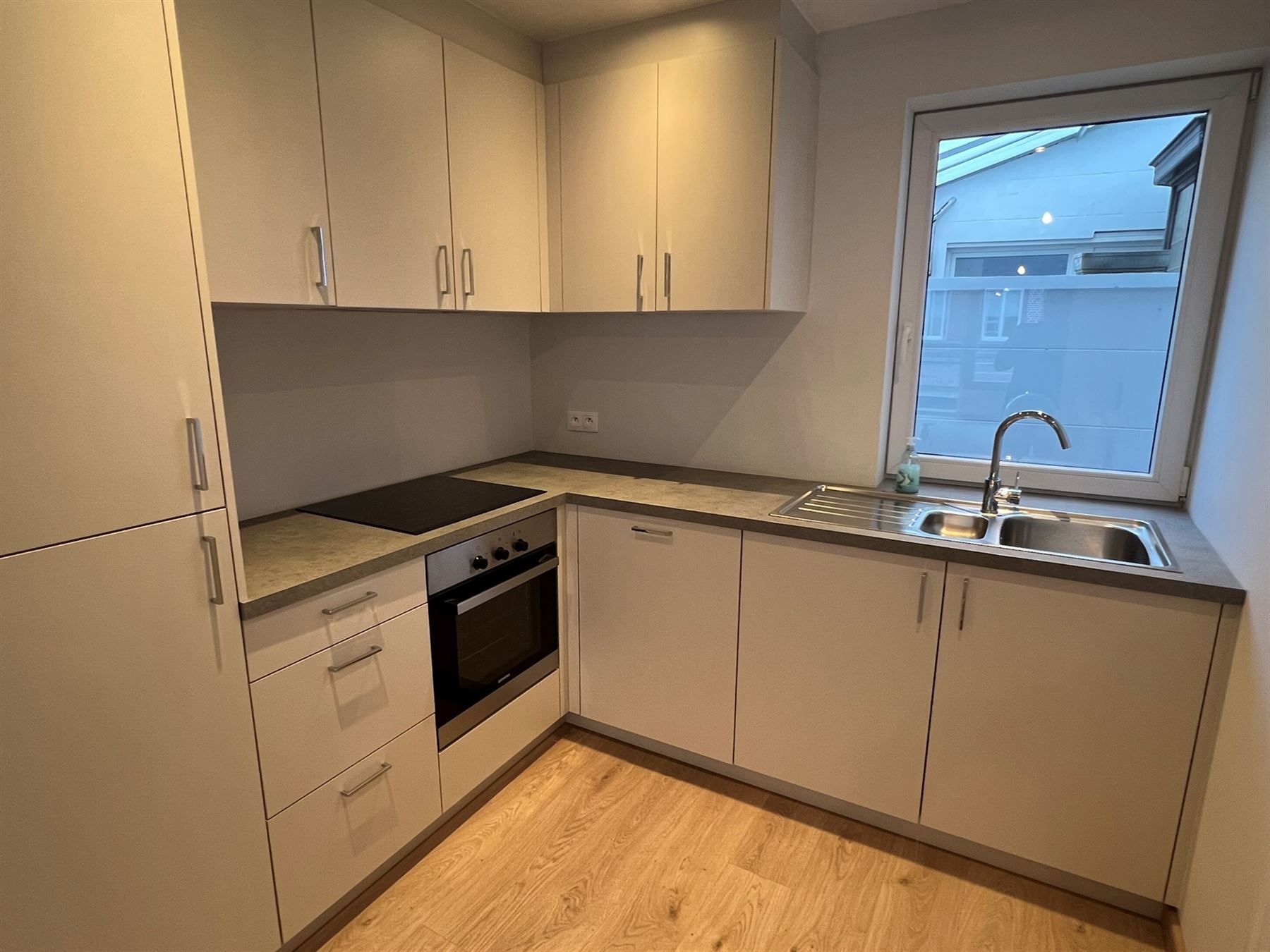 Gerenoveerd ruim stadsappartement foto 4