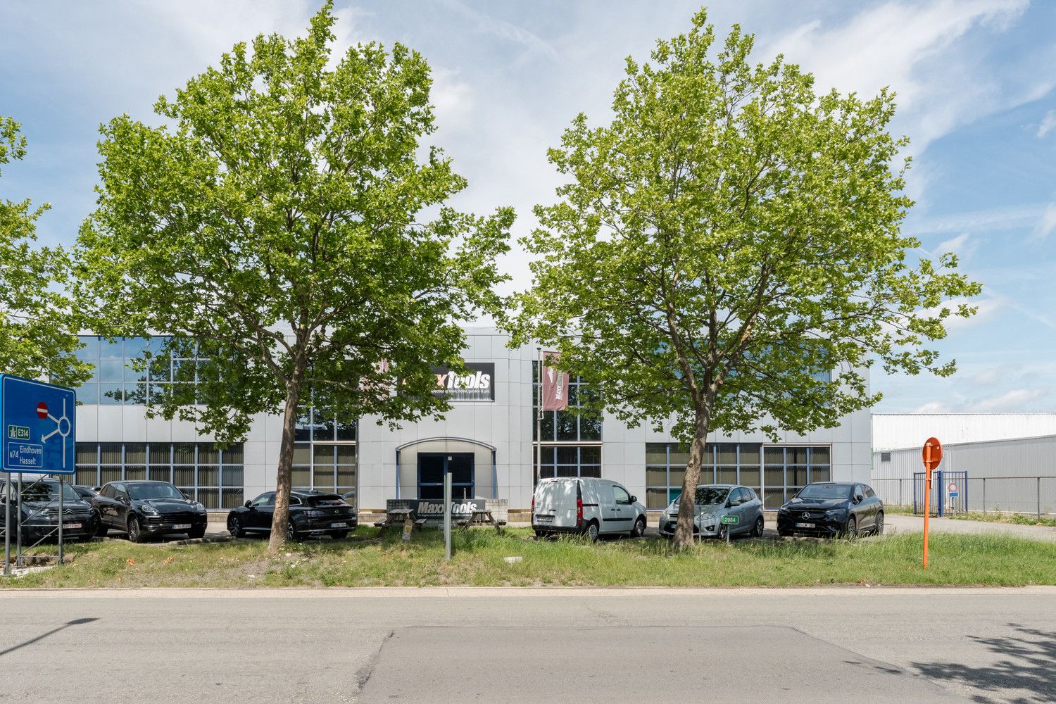 RUIM MULTIFUNTIONEEL BEDRIJFSPAND MET KANTORENCOMPLEX foto {{pictureIndex}}