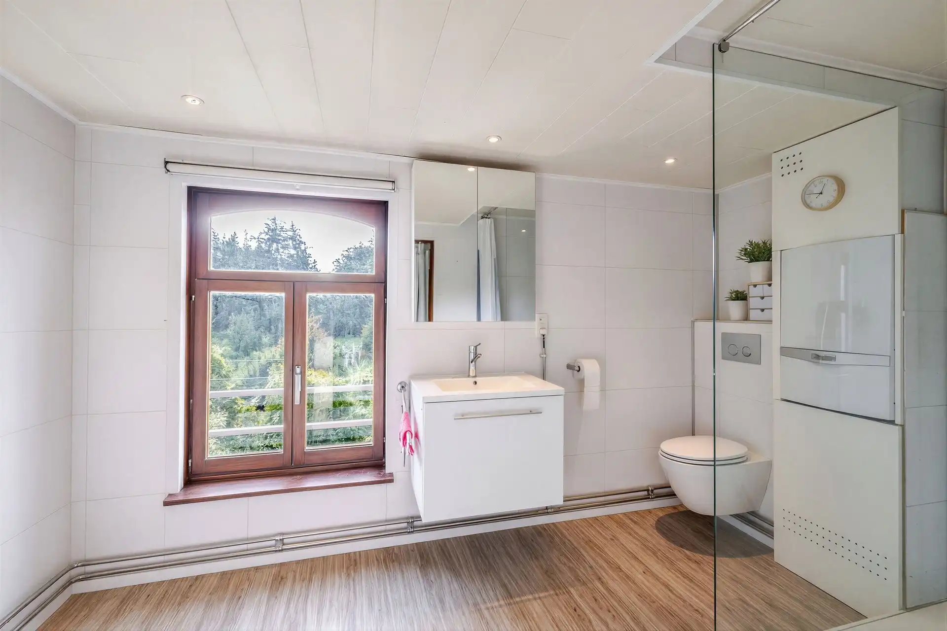 Ruime halfopen bebouwing met mooie tuin, garage en tal van mogelijkheden foto 14
