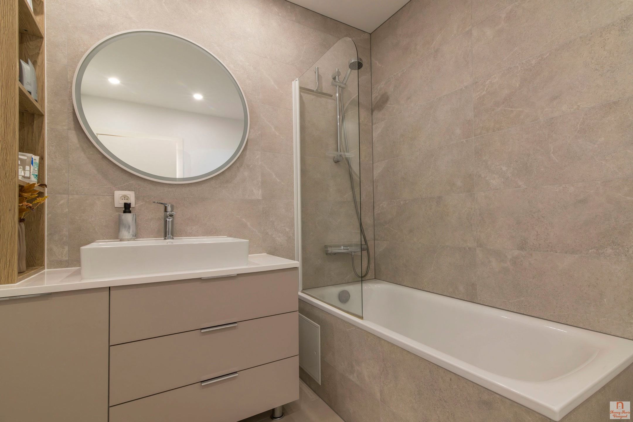 Grondig gerenoveerde splitlevelwoning in een rustige straat foto 38