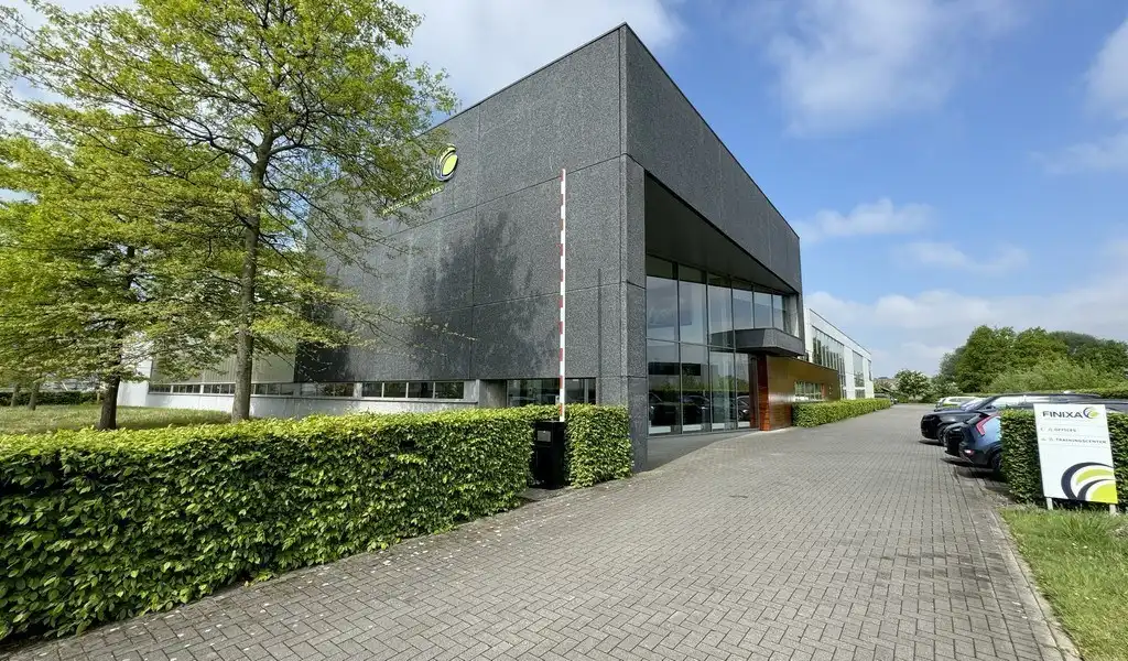 Bedrijfspand met buitenopslag te huur vlakbij E17 in Zwijndrecht foto 2