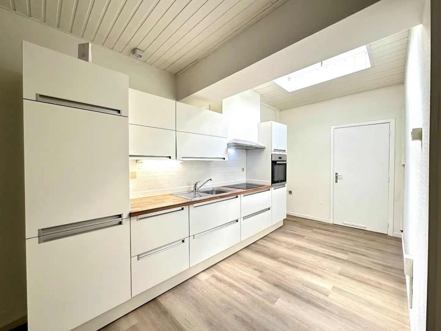 Volledig gerenoveerde woning met 2 slaapkamers en zonnige koer op gunstige ligging in Tongeren foto 6