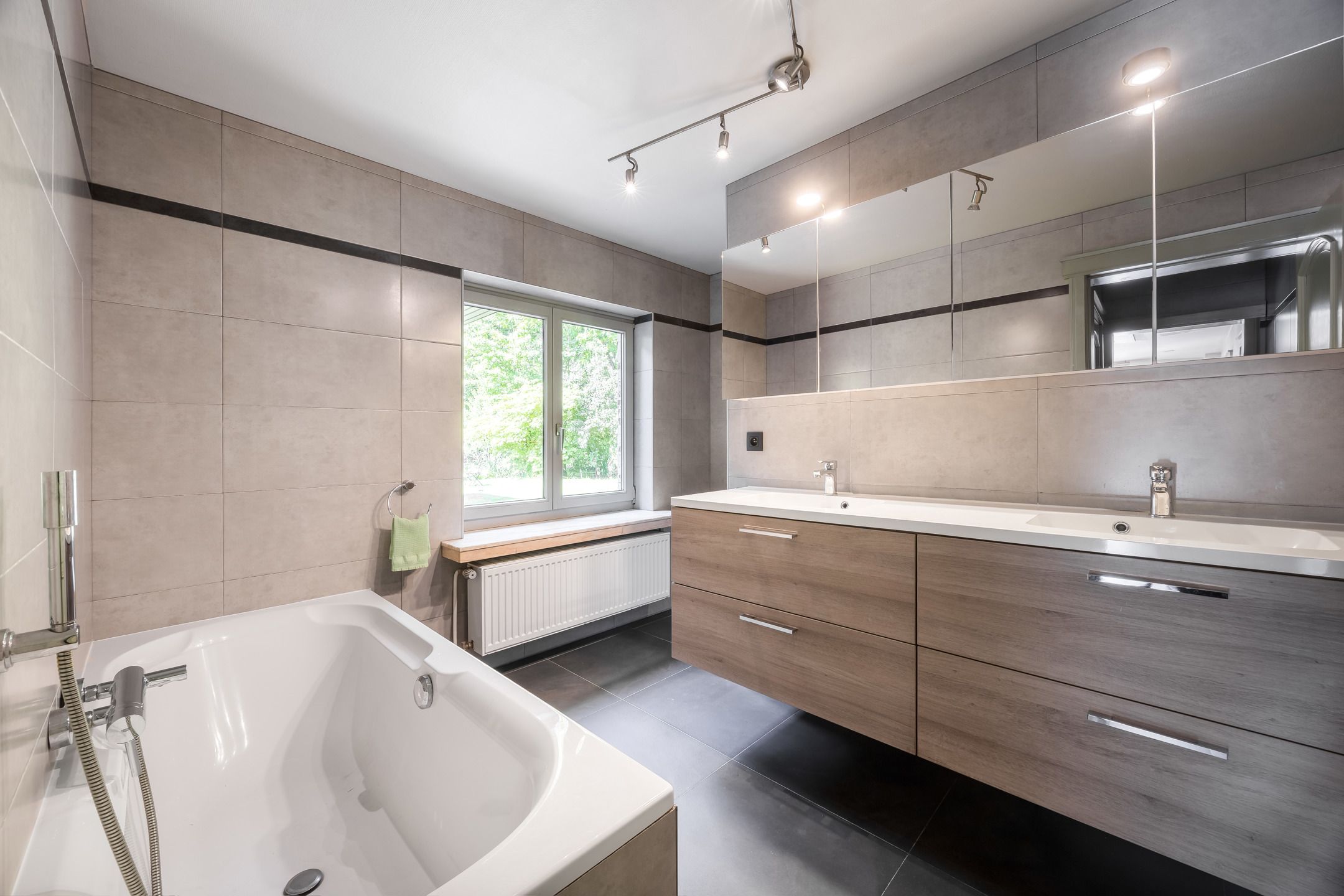 Laagbouwwoning op 2848 m² met Zwemvijver en Prachtige Tuin foto 28