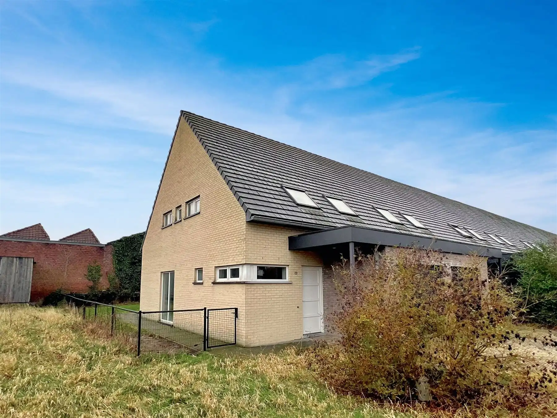 Comfortabele en verrassend ruime woning aan de stadsrand foto {{pictureIndex}}