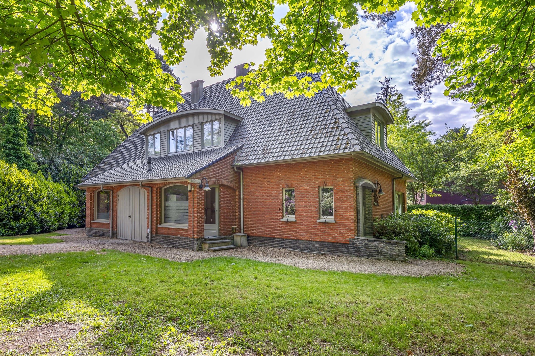 Ruime villa met bijgebouw in residentiële wijk foto 22