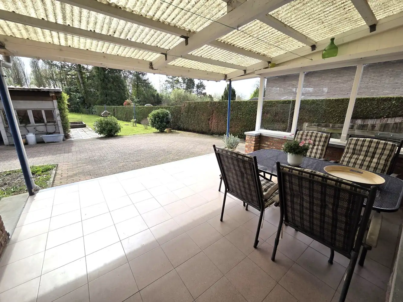 Ruime woning met 3 ruime slaapkamers en bureau, grote zolder en achterliggend weiland foto 17