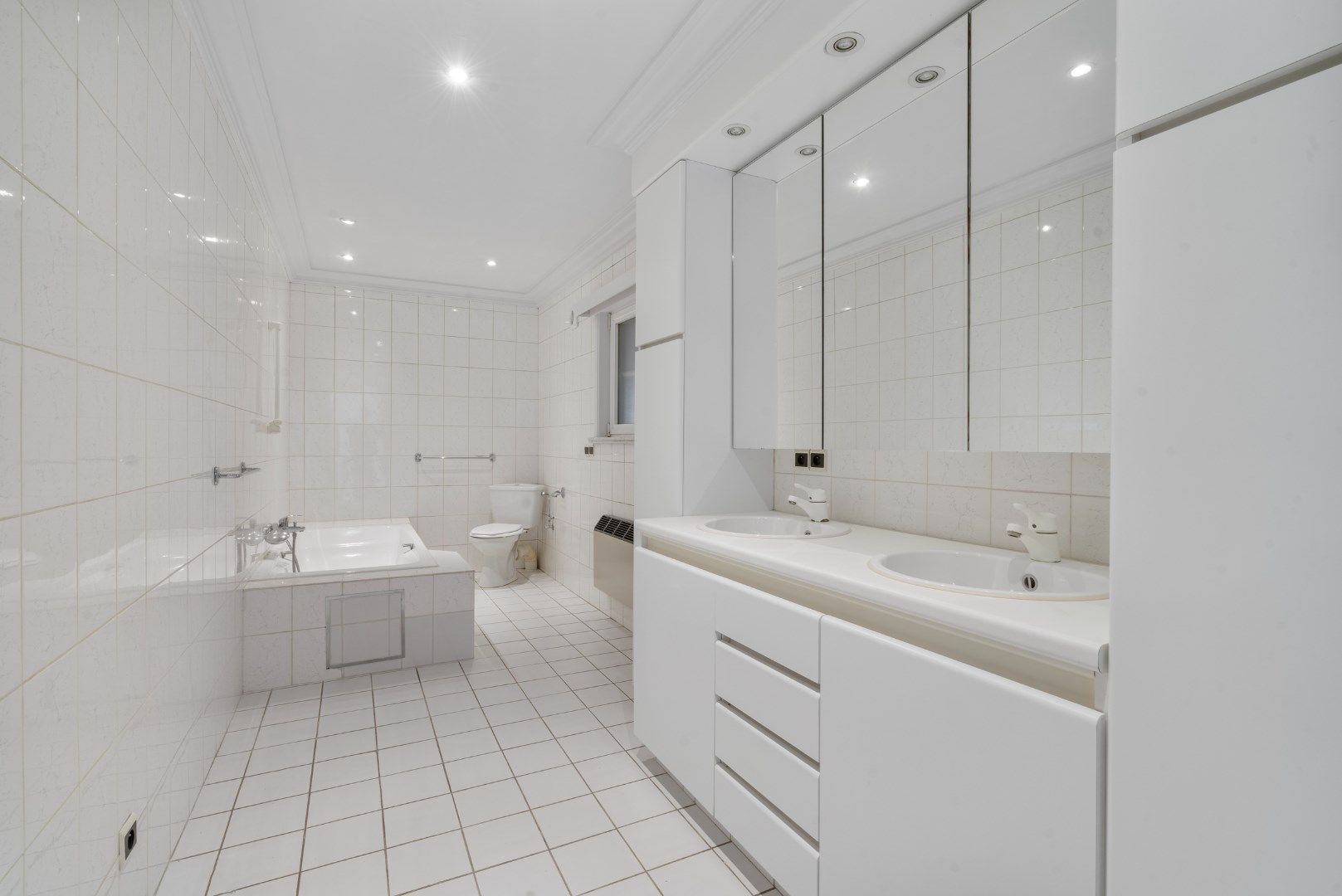 Magazijn met kantoren en conciërgewoning foto 18