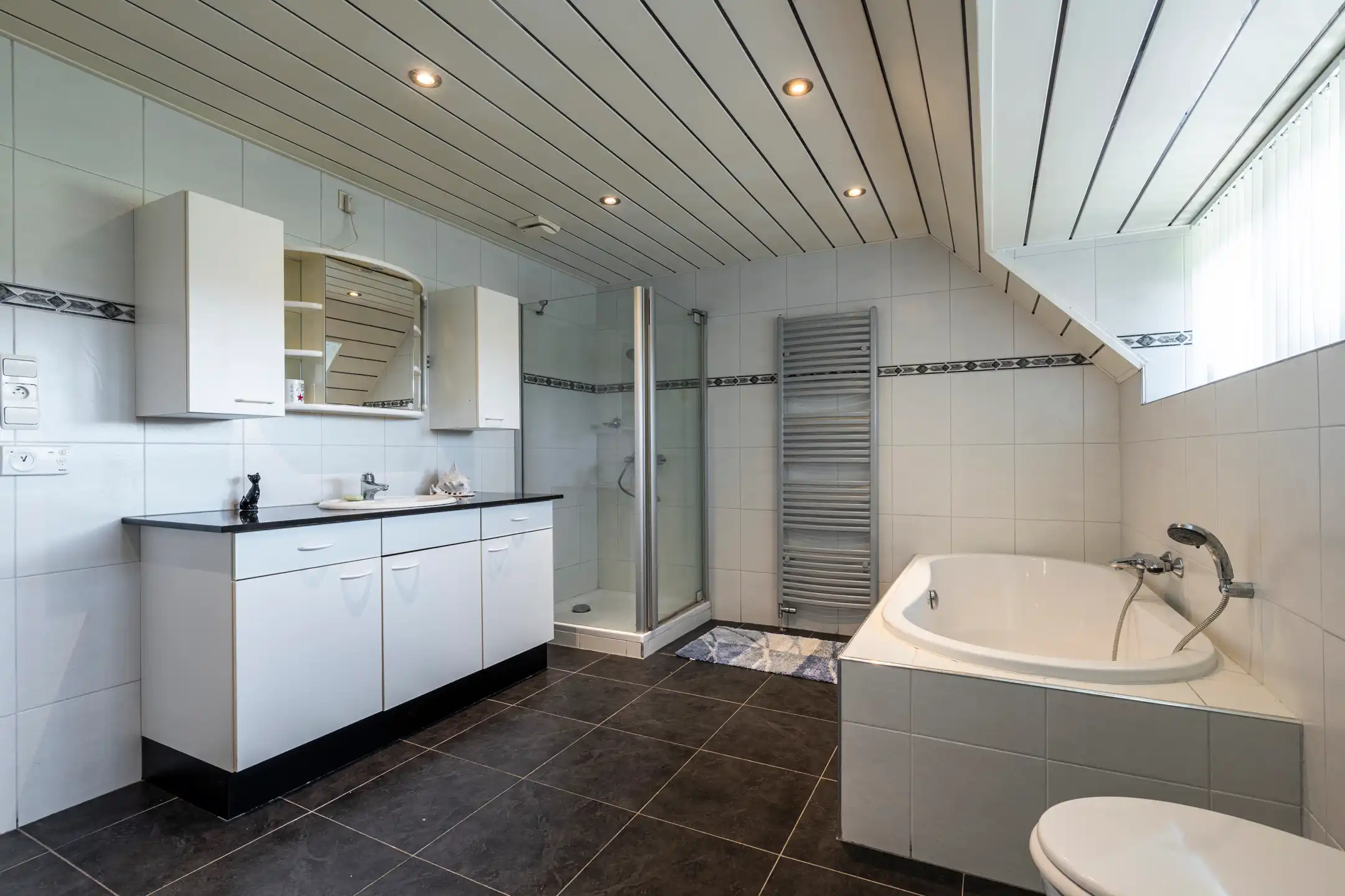 Vrijstaande woning met 4 slpk en 2 garages op 1.306m²  foto 15