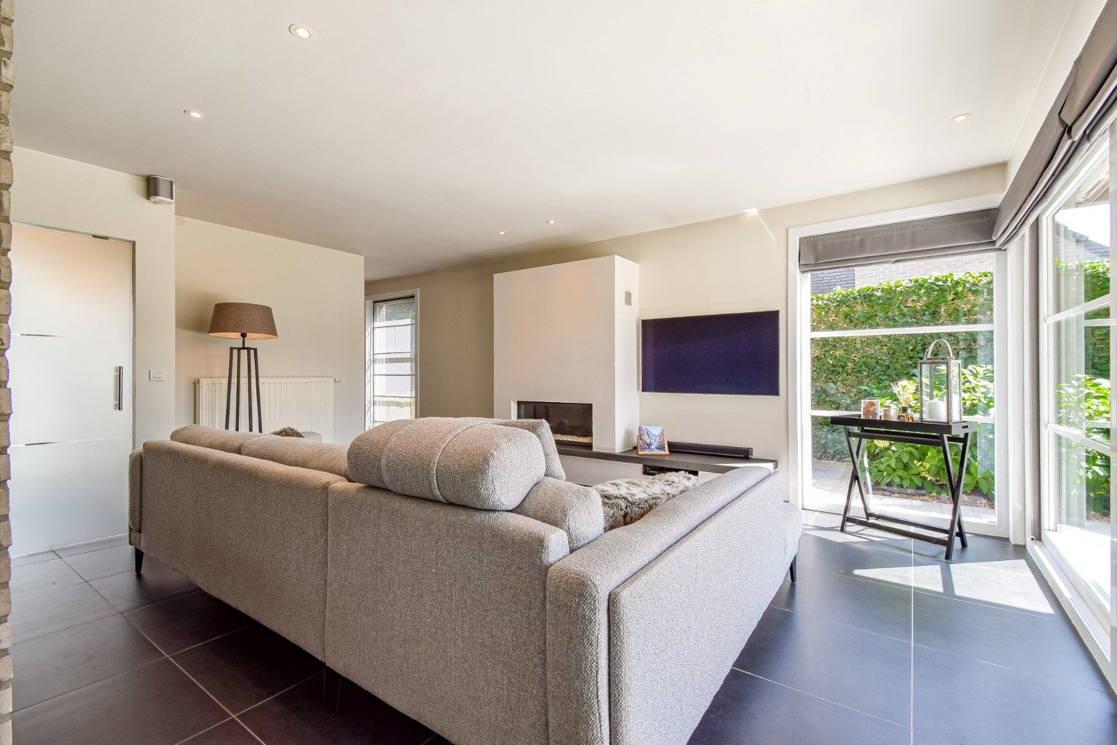 Stijlvol afgewerkte woning met tuin, zwemvijver en uniek zicht foto 3