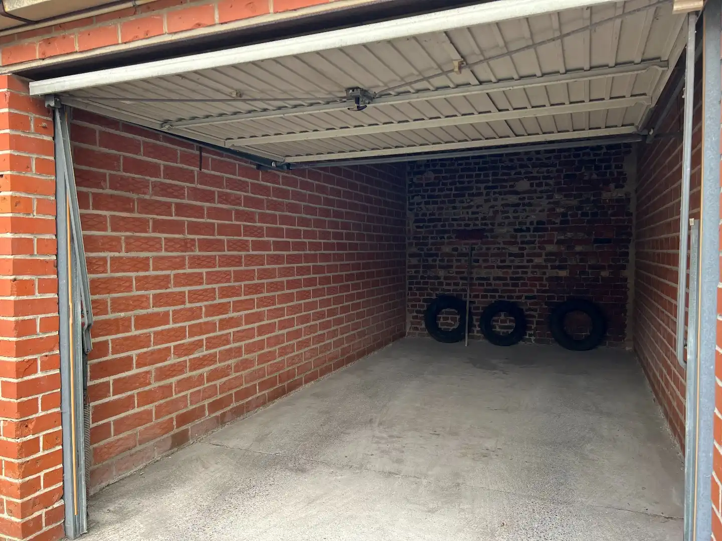 Garagebox in centrum Ieper foto {{pictureIndex}}