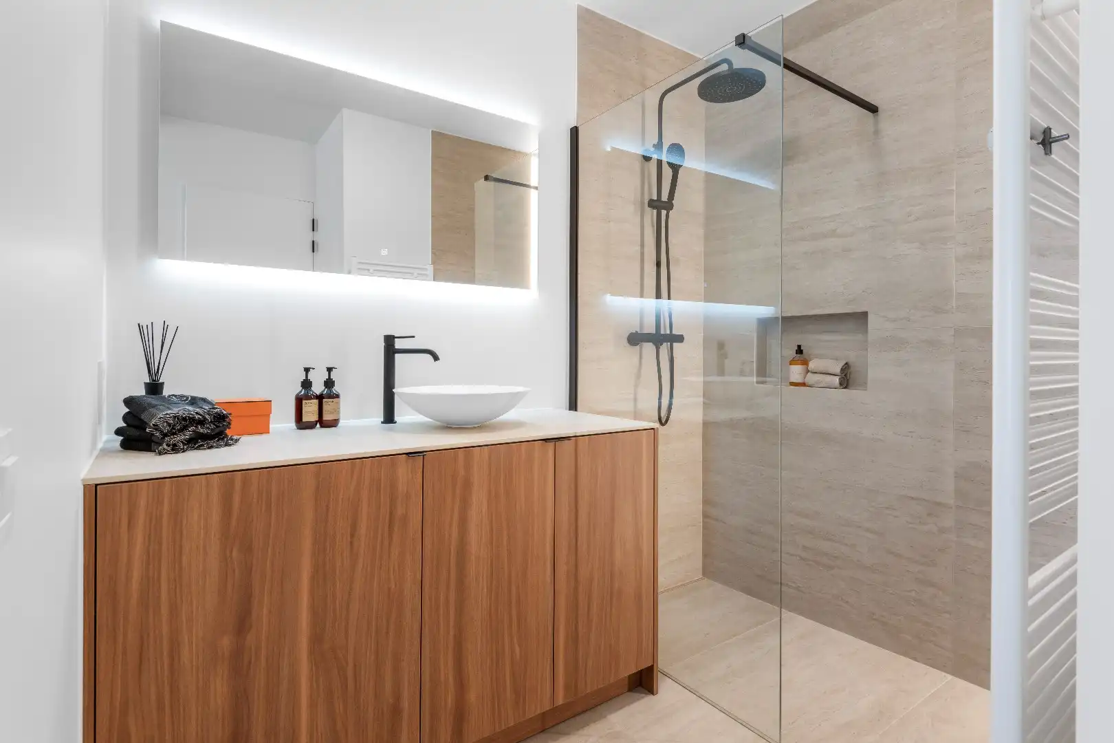 Luxueus vernieuwd appartement, gelegen in de Kustlaan, tussen het Van Bunnenplein en het Lichttorenplein. foto 17