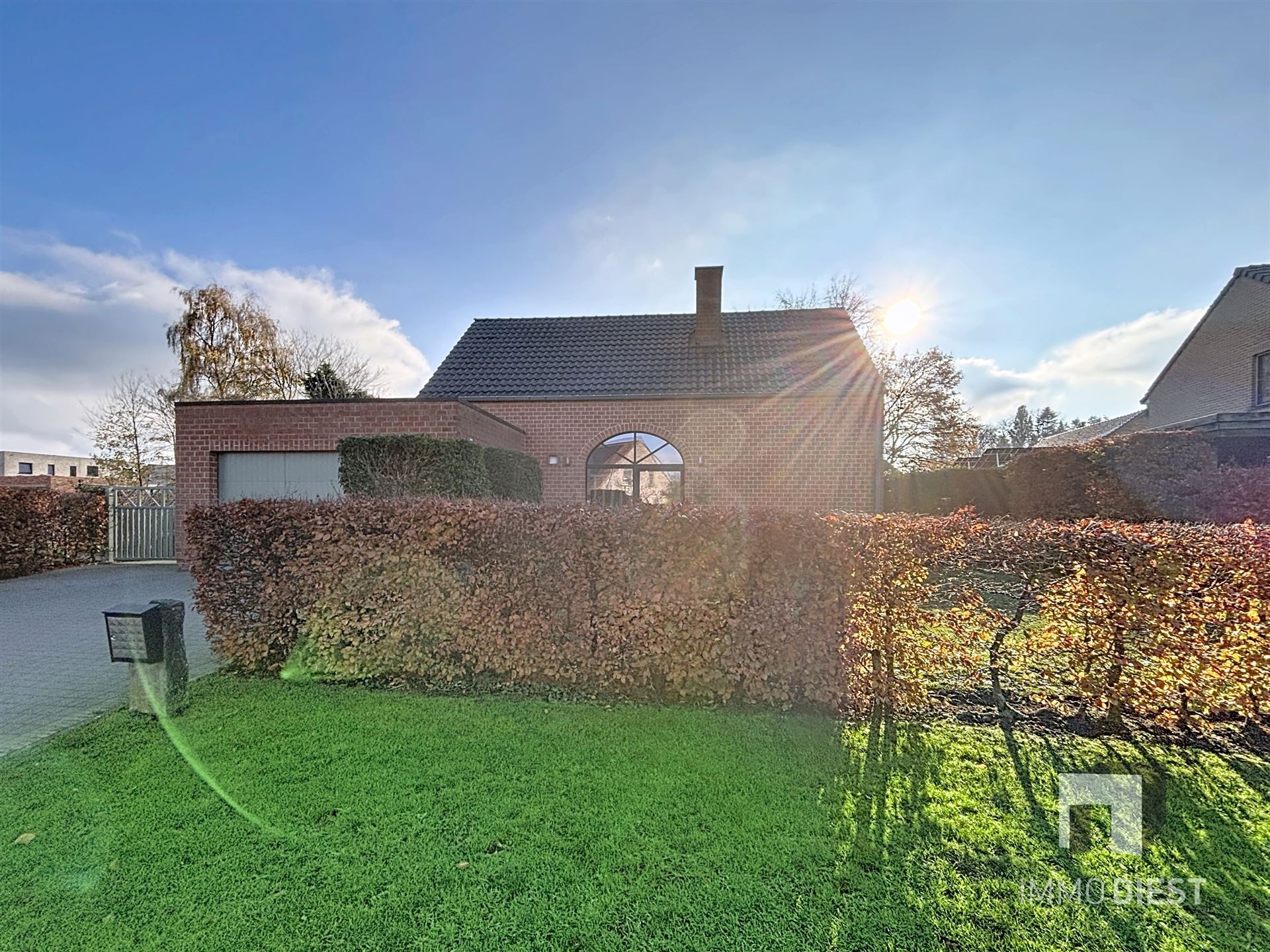 Perfecte gezinswoning in doodlopende straat met 3slpks en een mooie tuin foto 2