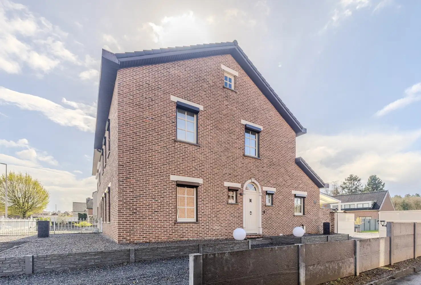 Instapklare woning met drie slaapkamers, ruime tuin en twee garageboxen in hartje Rekem! foto 3