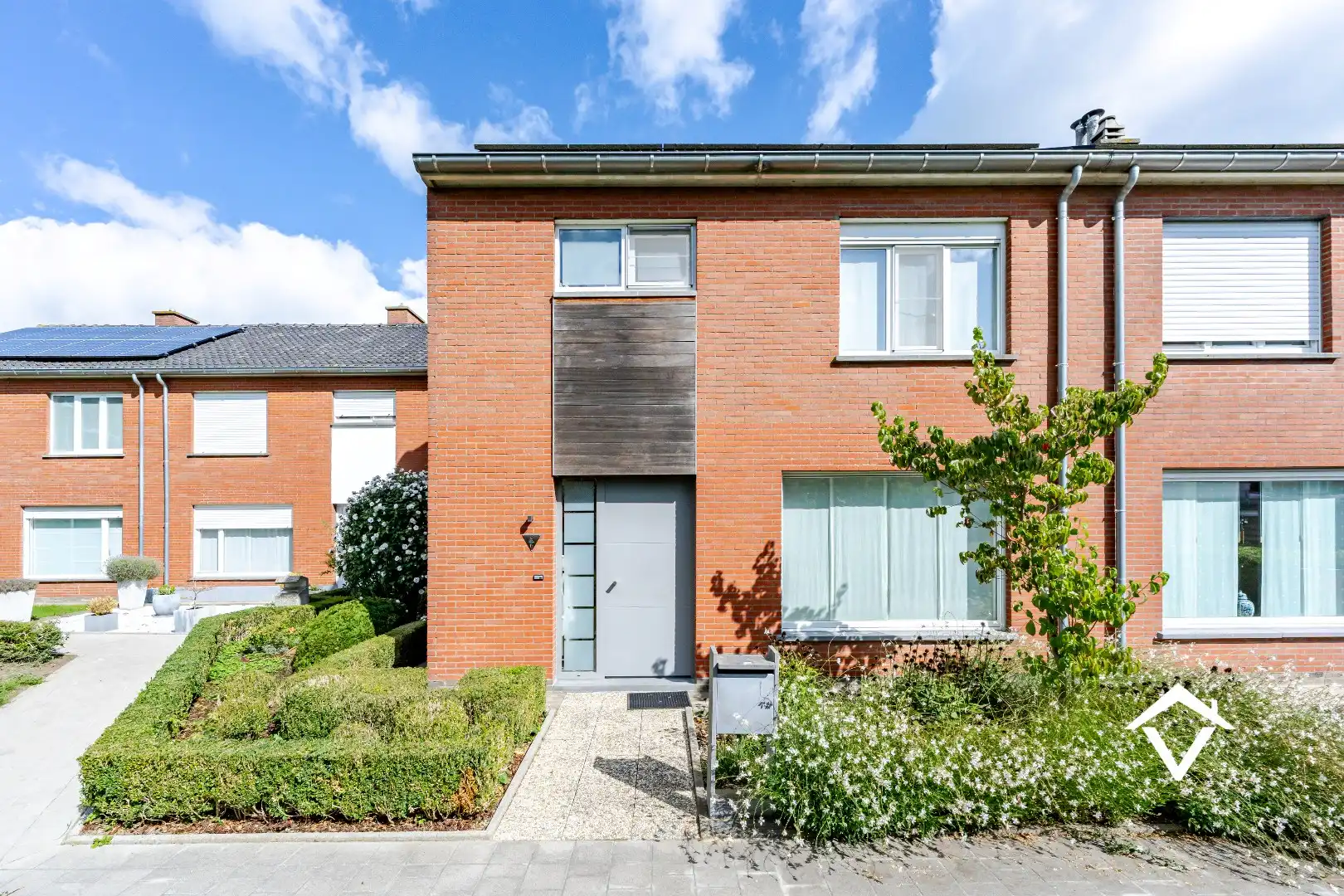 Recente halfopen bebouwing met 3 slaapkamers, garage en terras tuin foto {{pictureIndex}}