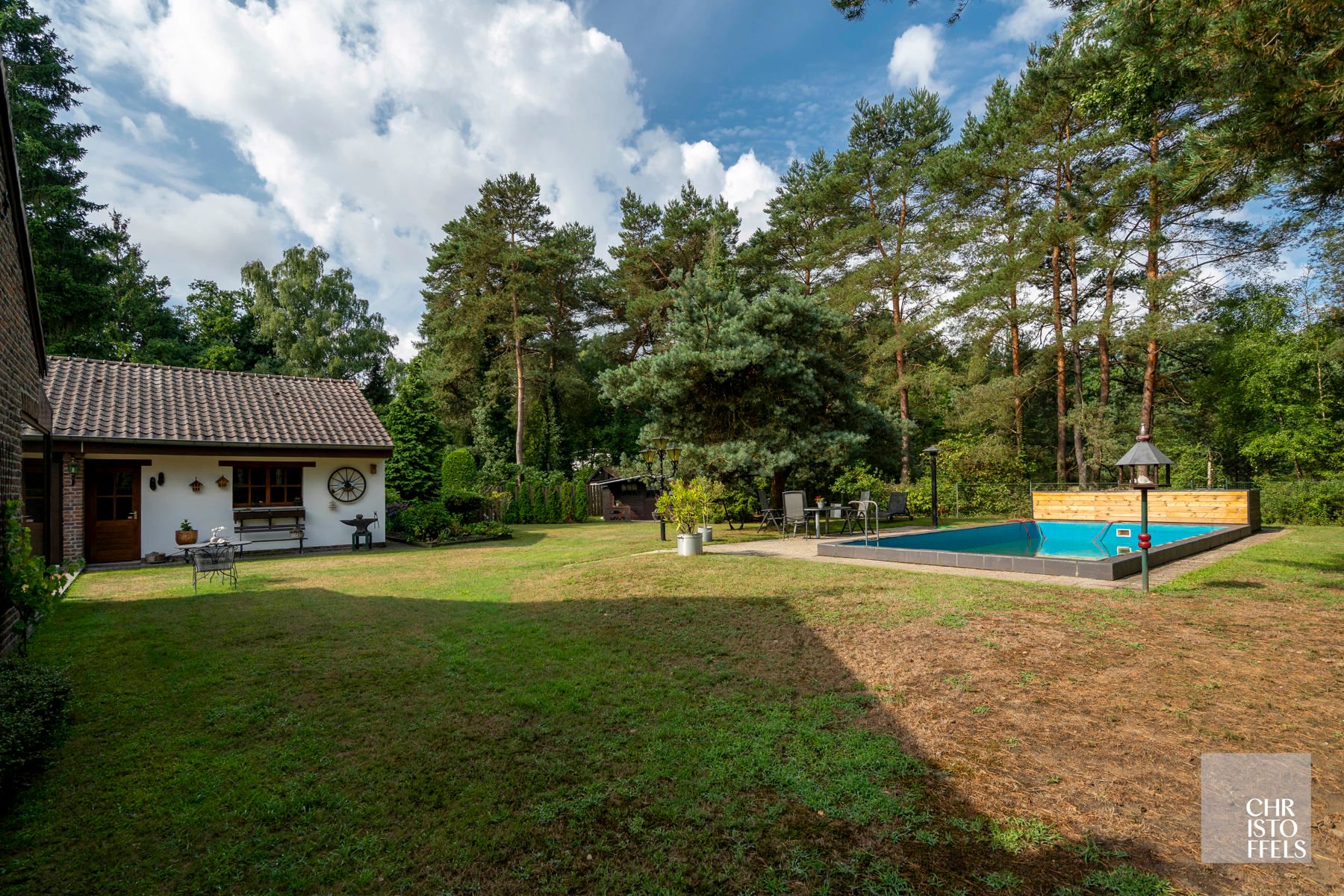 Landhuis met zwembad (243m²) in bosrijke omgeving te Maasmechelen! foto 18