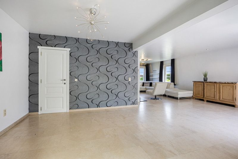 Luxueuze en instapklare woning met garages en tuin foto 22