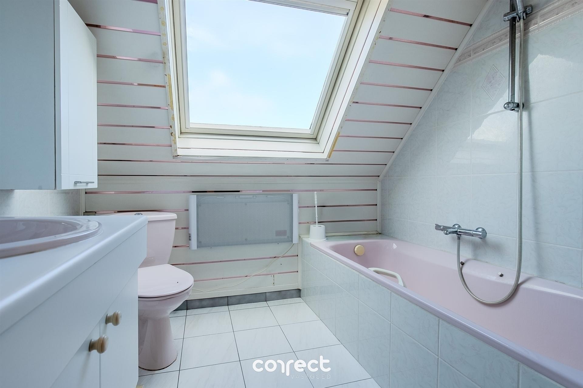 Instapklare open bebouwing met garage, ruime tuin met werkplaats/stallingen. foto 8