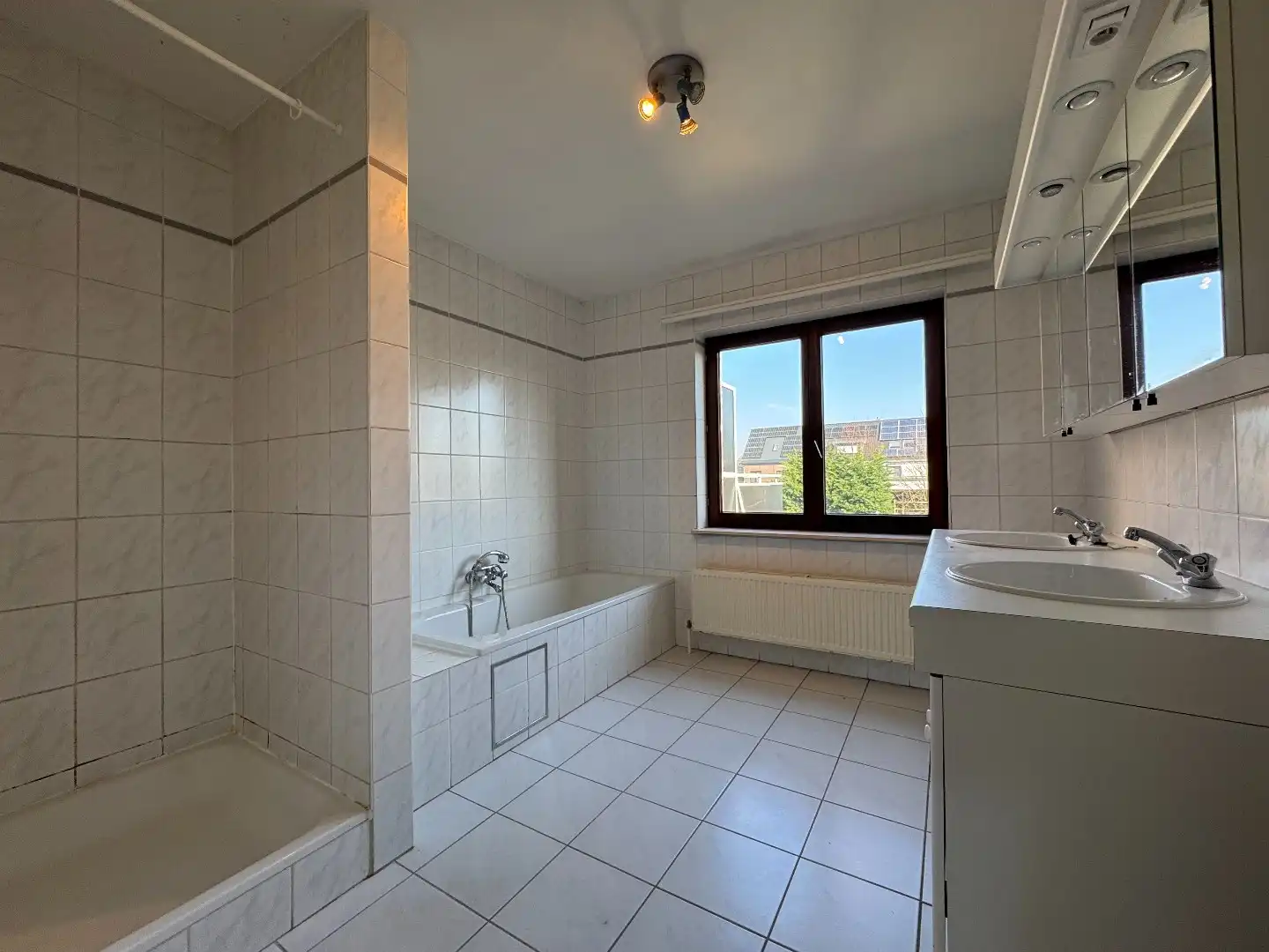 Een ruime 3-gevelwoning met tuin en garage foto 14