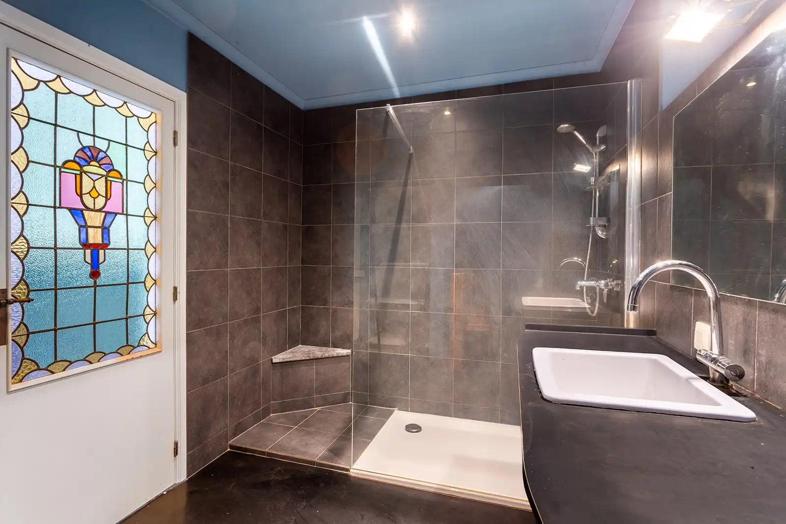 Lichtrijke bel-etagewoning met dubbele garage en ruime tuin foto 21