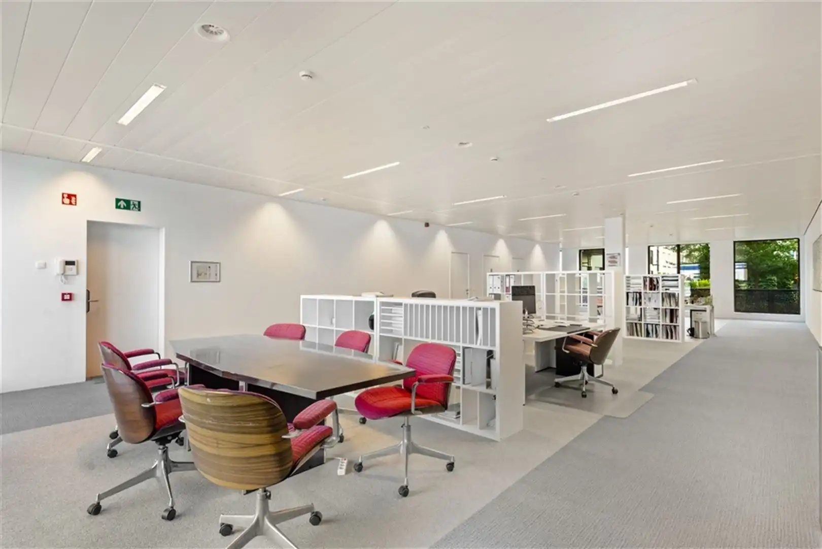 Gelijkvloerse kantoorruimte te koop in de India Natie foto 2