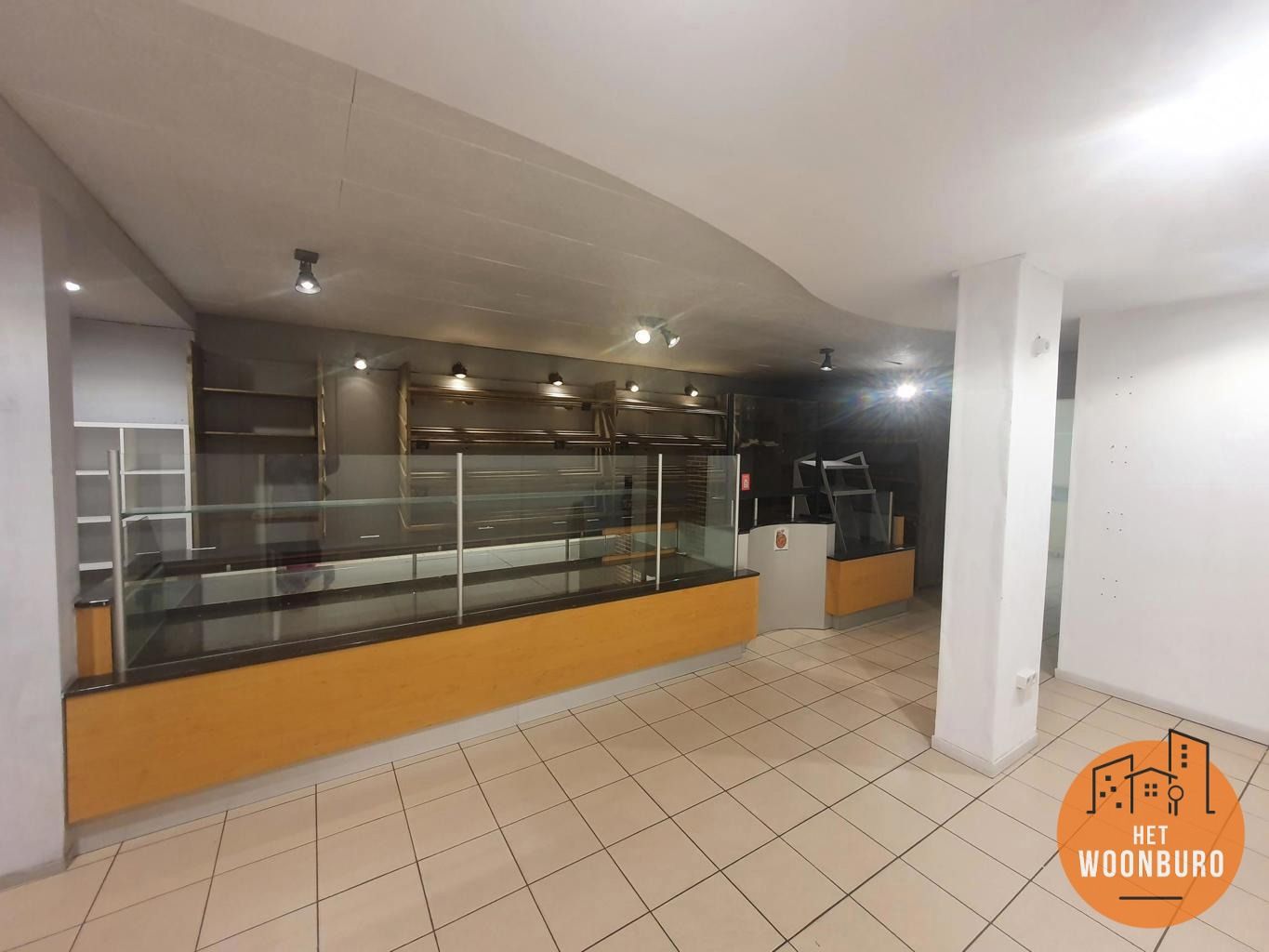 Handelsgelijkvloers te huur aan Markt Ternat foto 3