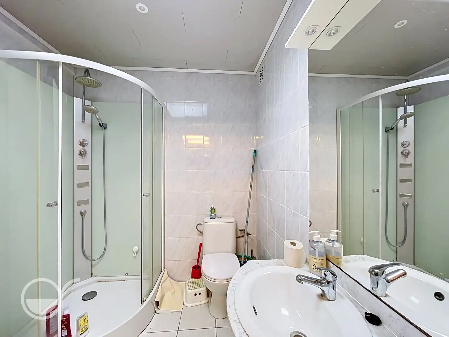 Centraal gelegen rijwoning met 2 slaapkamers, omgeving UZ foto 5