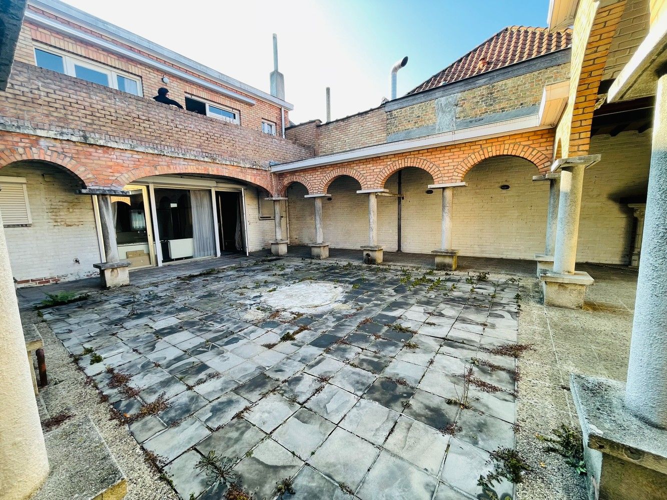 Hartje Brugge  TOP  TOERISTISCHE LIGGING , in de GOUDEN DRIEHOEK, Uitzonderlijk HANDELSPAND ( gevelbreedte 11 meter)                          LICHTRIJKE WINKELRUIMTE ,uitgevend op  Exclusieve STADSPATIO met overdekte rondgang van 105m²+ GARAGE van 30 m² UNIEK  IN BRUGGE op dergelijke ligging ! ERBOVEN lichtrijk ruim APPARTEMENT met zonneterras, foto 41