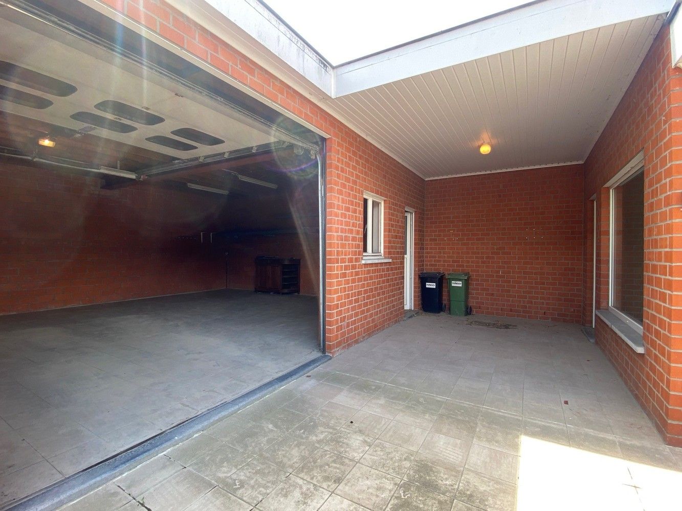 Ruime halfopen gezinswoning met grote garage/atelier (+/- 60m²) op een strategische ligging. foto 2