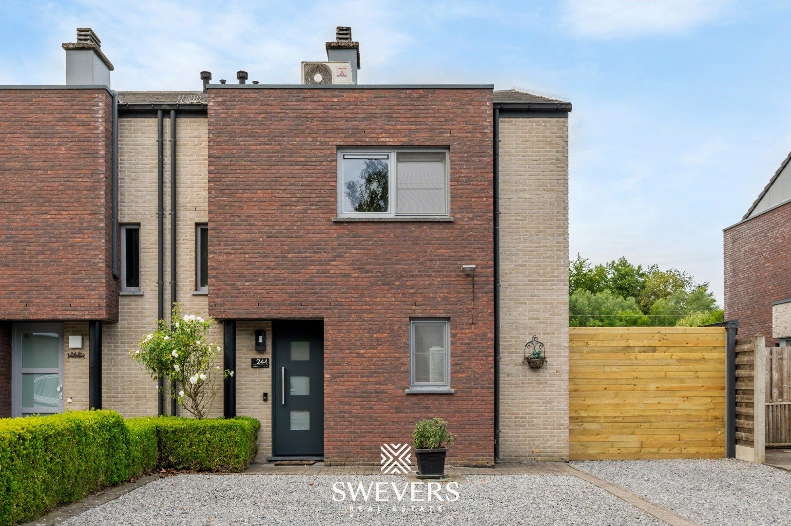 Instapklare halfopen woning met vernieuwde keuken, tuin en garage in Leopoldsburg foto {{pictureIndex}}