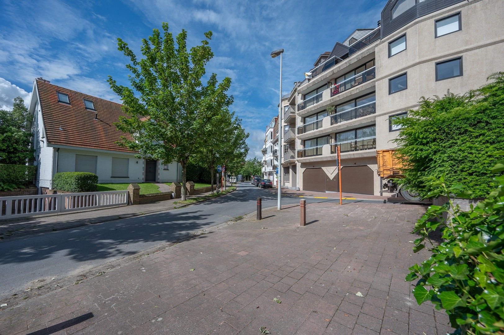 Zonnig appartement met terras genietend van prachtig open zicht op de villa's van Knokke. foto 17