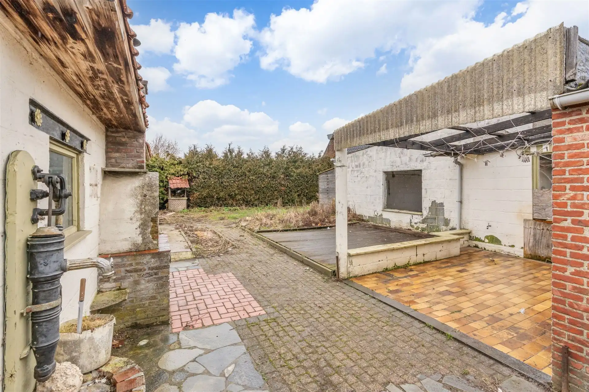 Renovatiewoning met garage en tuin. foto 23