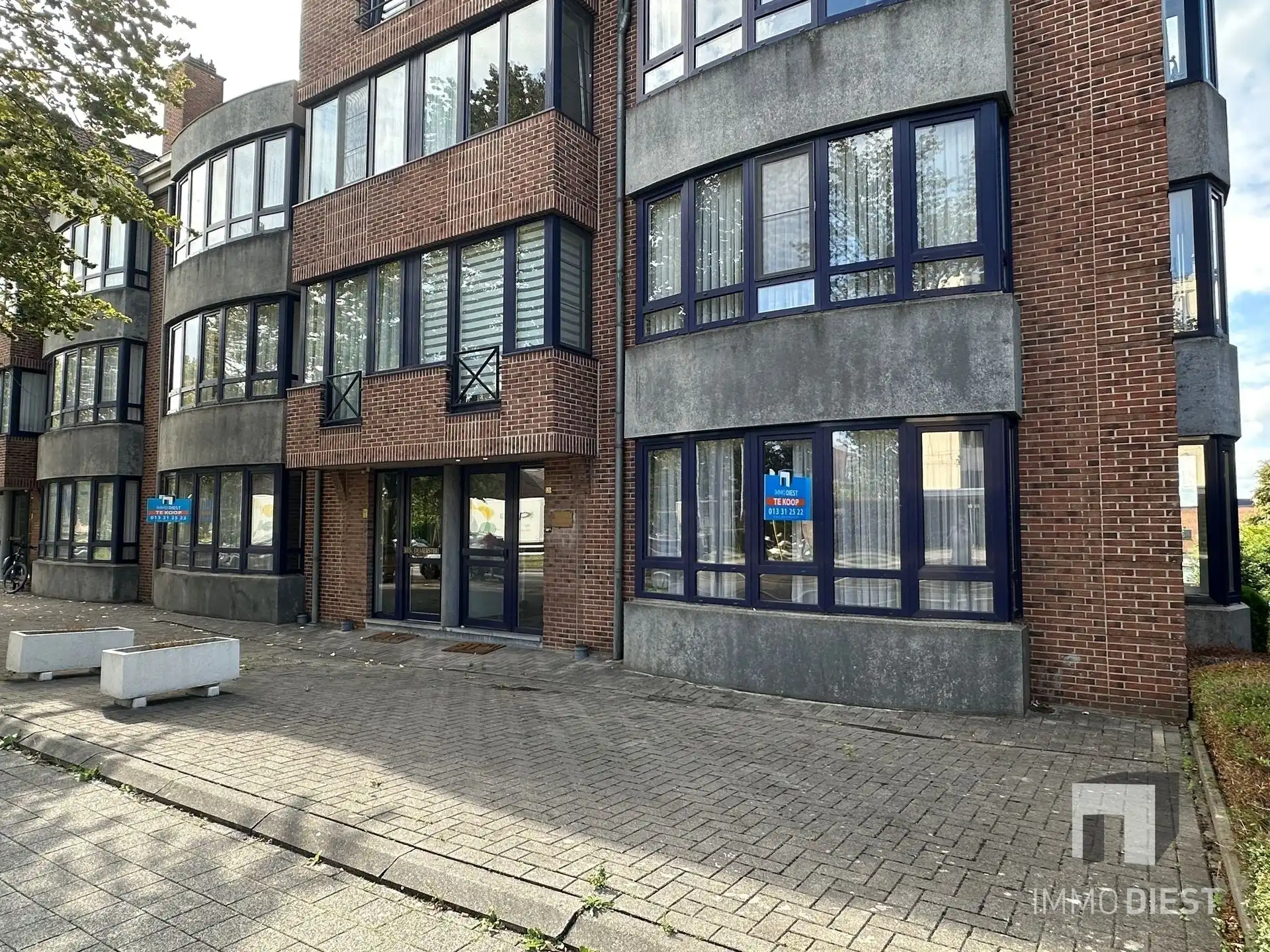 Groot kantoor (187m²) met parking en kelder foto {{pictureIndex}}