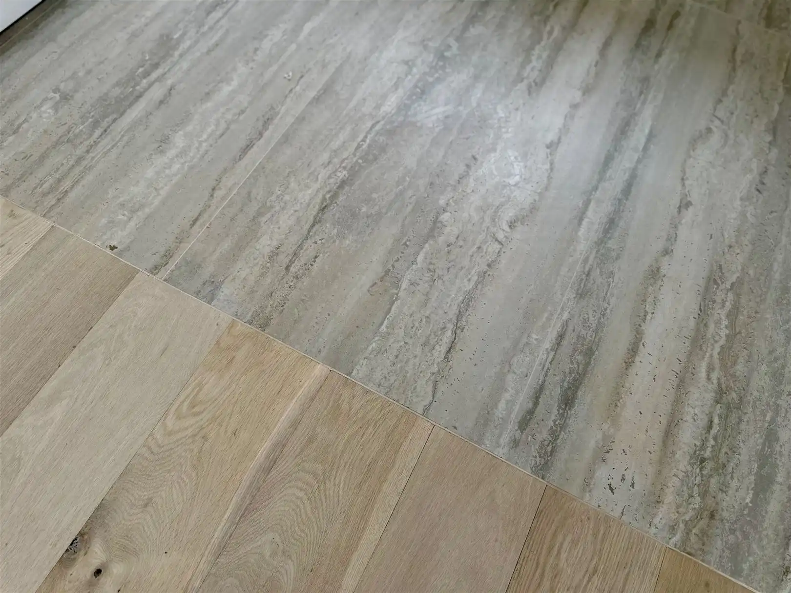 Ruim en licht 2-slaapkamerappartement met dakterras foto 10