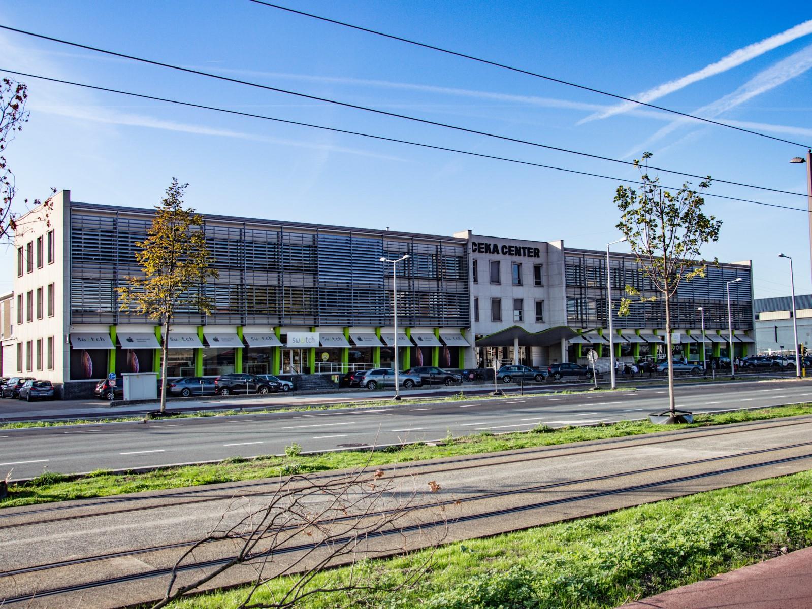 Toonzaal en magazijn te huur in Antwerpen foto {{pictureIndex}}