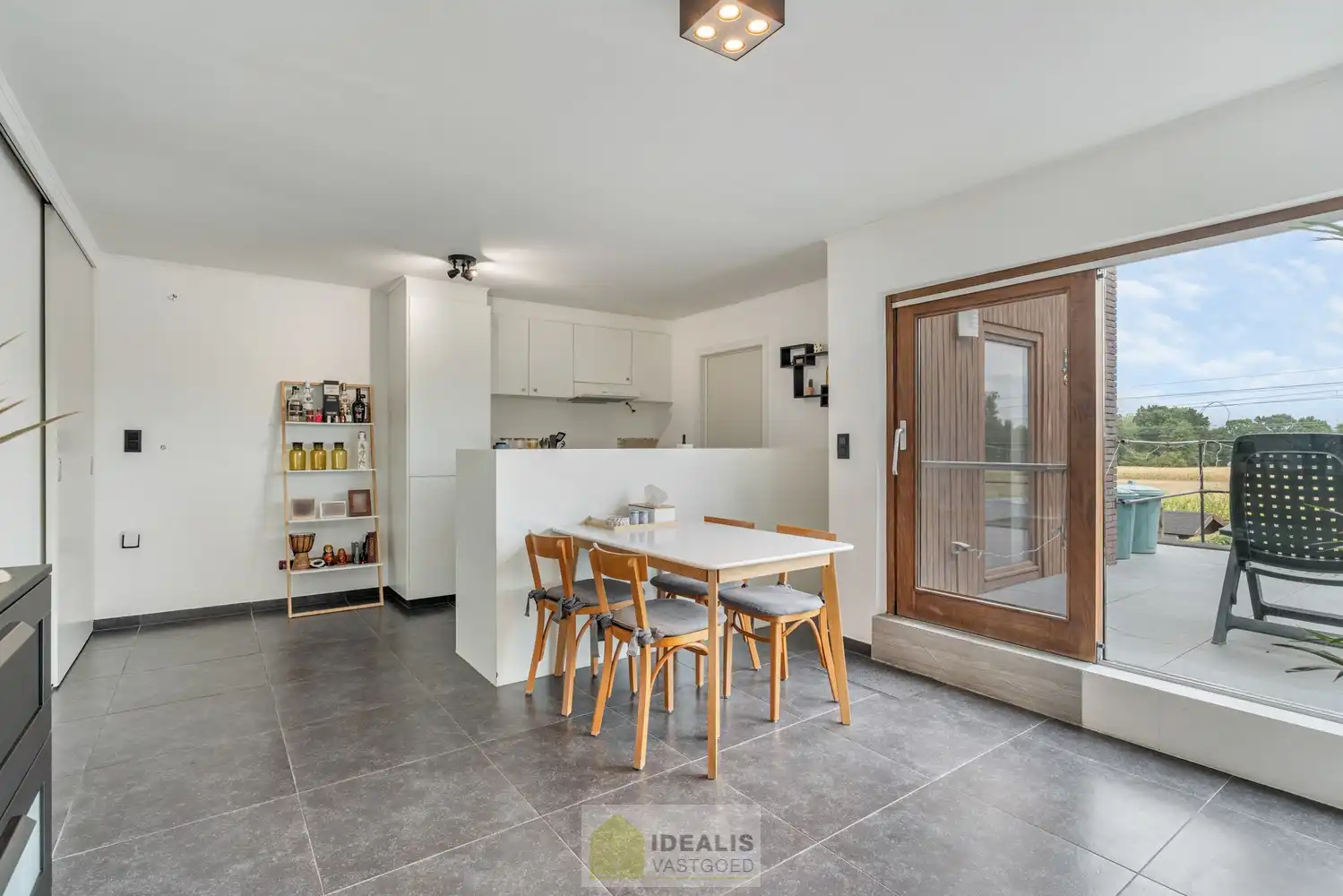 IDEALIS VASTGOED – GELIJKVLOERSE KANTOORRUIMTE MET BOVENLIGGEND APPARTEMENT OP EEN ZICHTLOCATIE IN DIEPENBEEK! Deze gelijkvloerse kantoorruimte van + - 105m² met bovenliggend apart toegankelijk appartement van + - 97 m² met zeer ruim terras is gelegen langs de Steenweg in Diepenbeek en heeft ruim voldoende parkeergelegenheid op eigen terrein. De perfecte zet voor zij die op zoek zijn naar een interessante investering op een zichtlocatie! foto 16