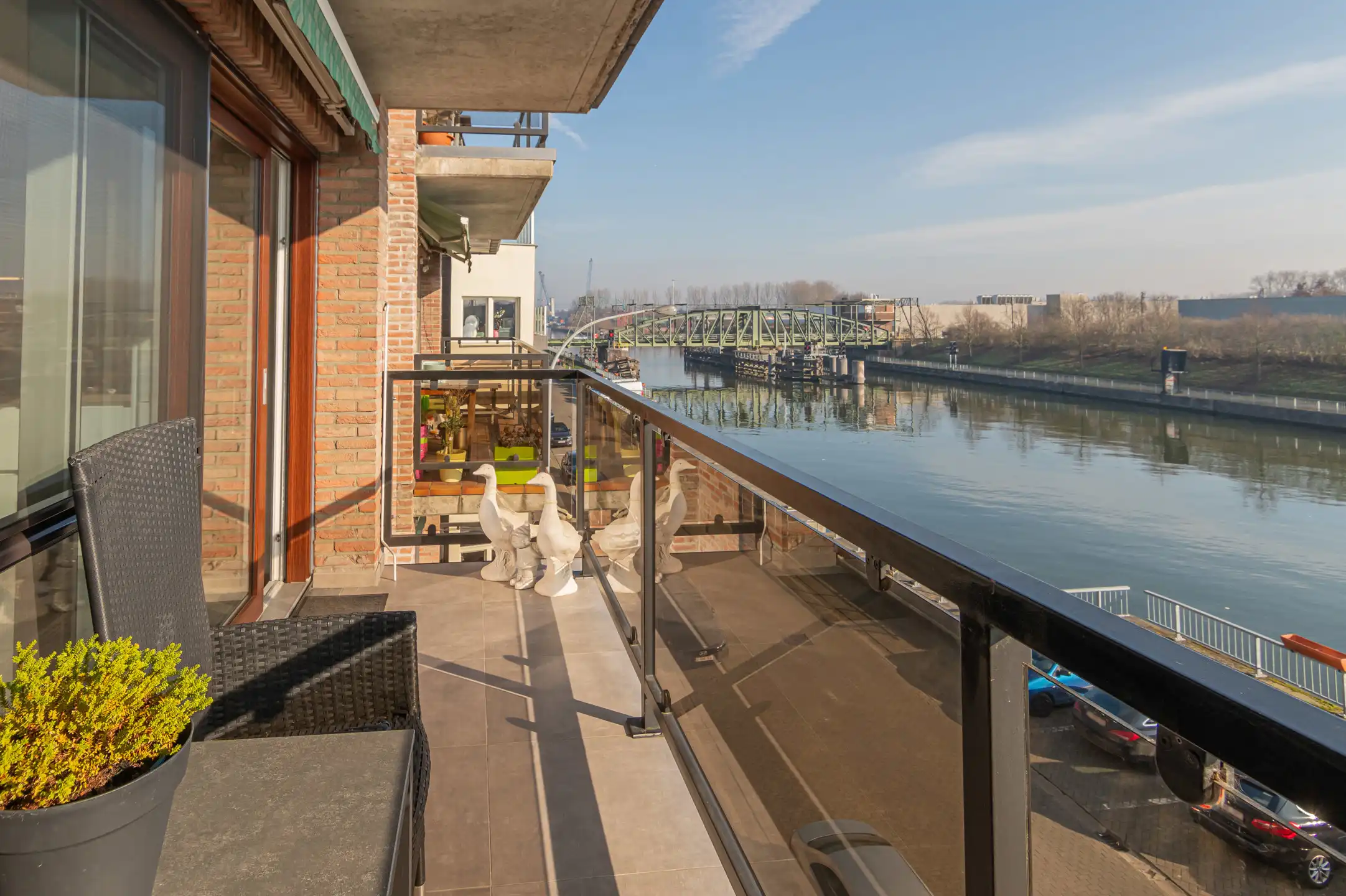 Lichtrijk appartement met terras en zicht op het water foto 14