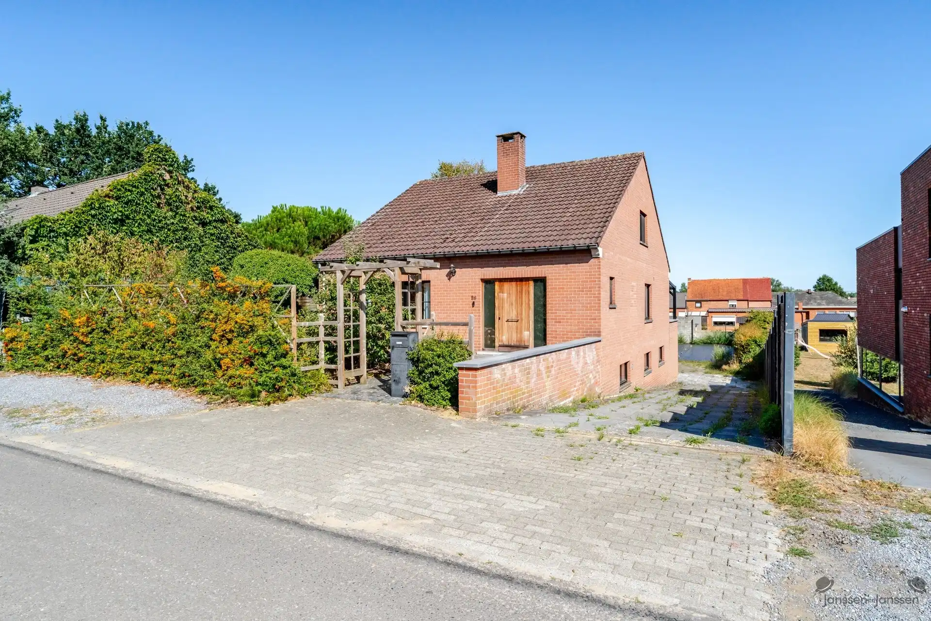 Karaktervolle woning met uitbreidingsmogelijkheden en ruime tuin foto {{pictureIndex}}