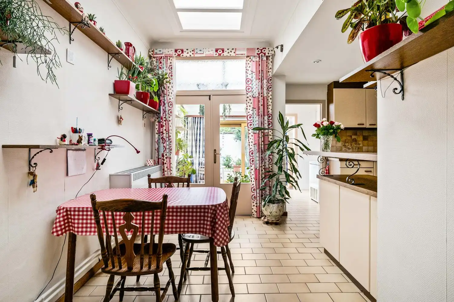 Ruime gezinswoning met 4 slaapkamers op toplocatie in Borgerhout! foto 6