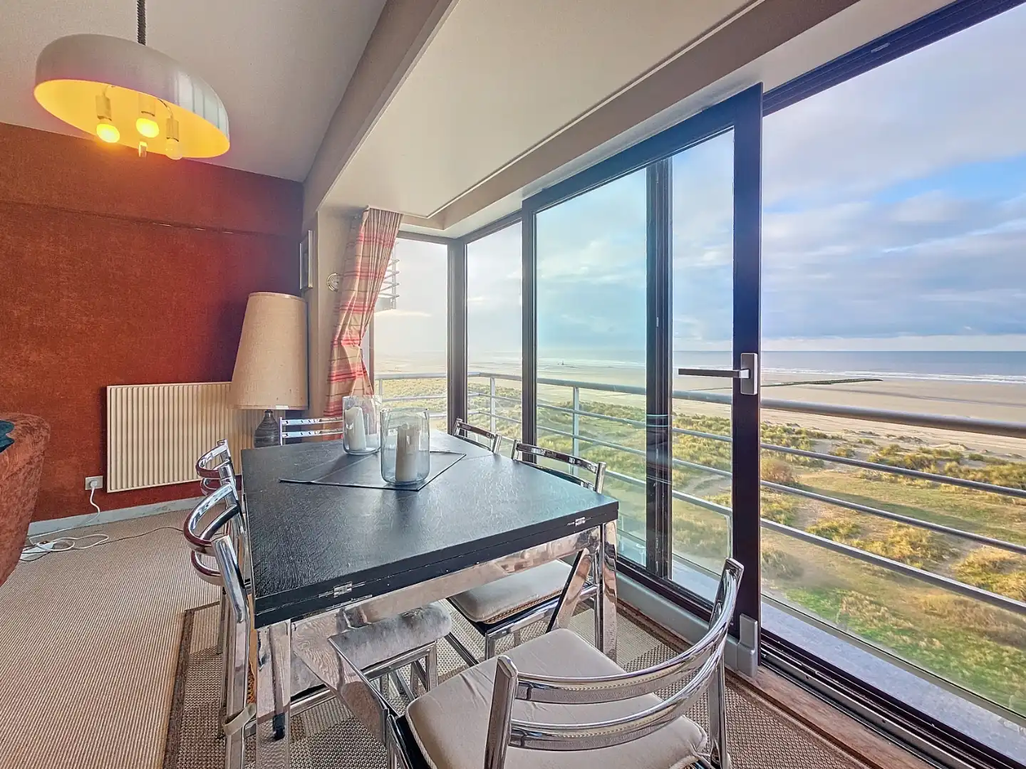 Op te knappen appartement met frontaal zeezicht  te Nieuwpoort foto 2
