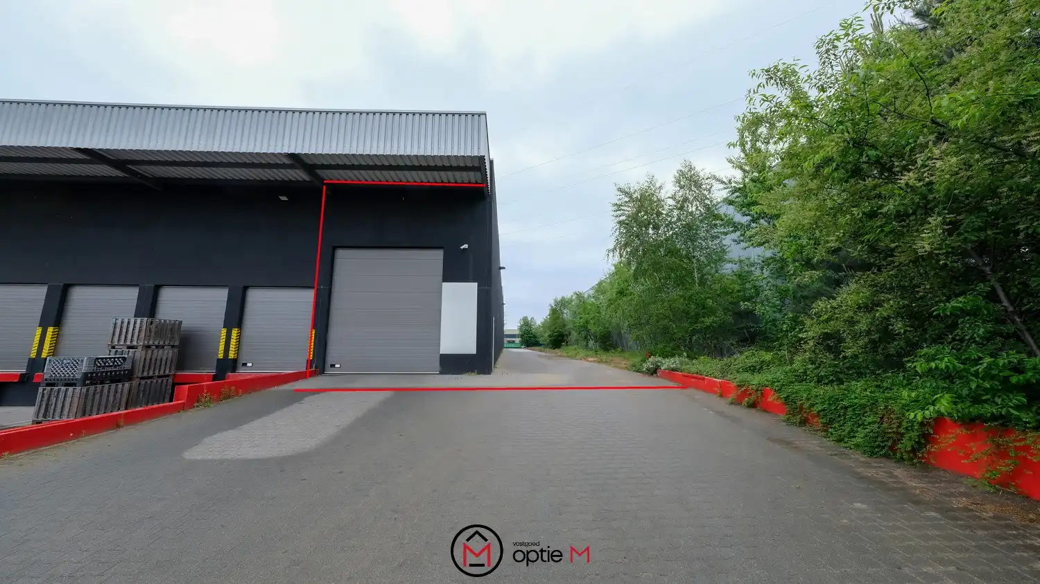 Centraal gelegen magazijn met buitenopslag - Klaverblad foto 2