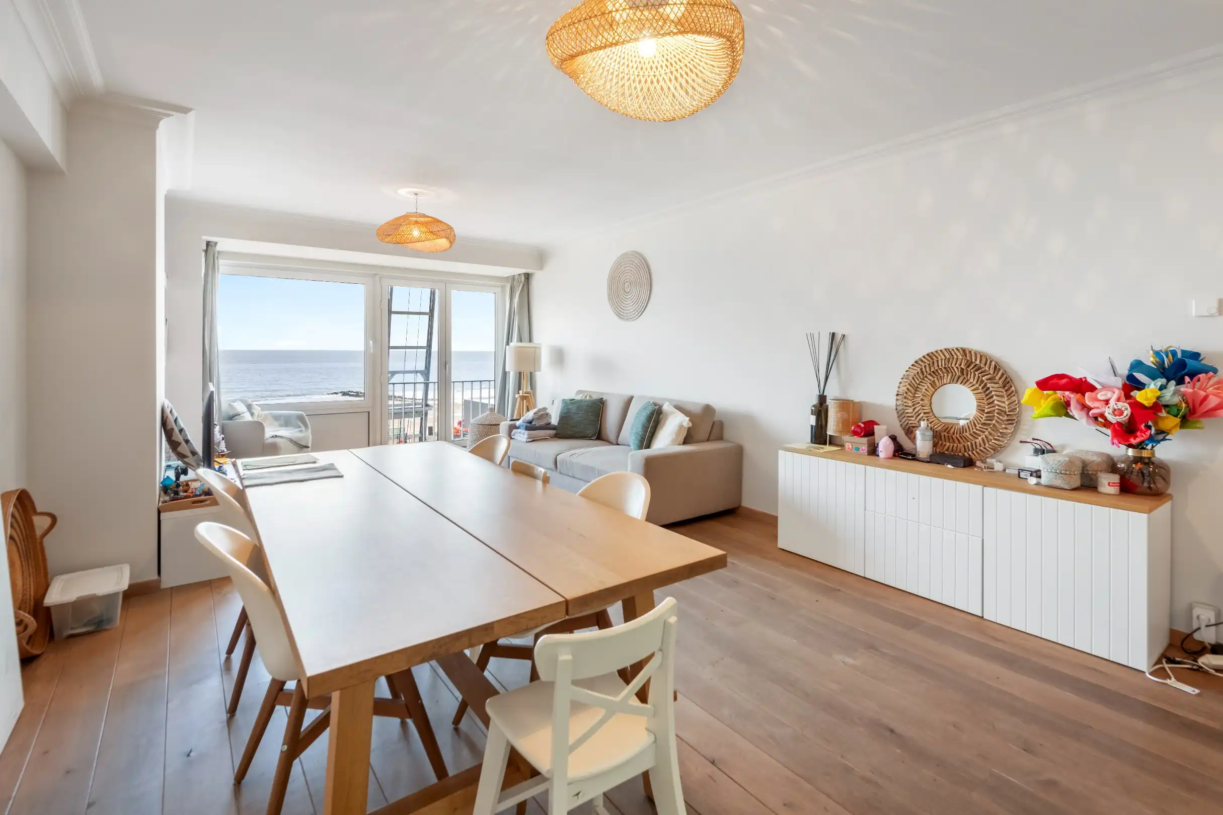 Verzorgd appartement met FRONTAAL ZEEZICHT, gelegen op de zeedijk vlakbij het Albertplein. foto {{pictureIndex}}