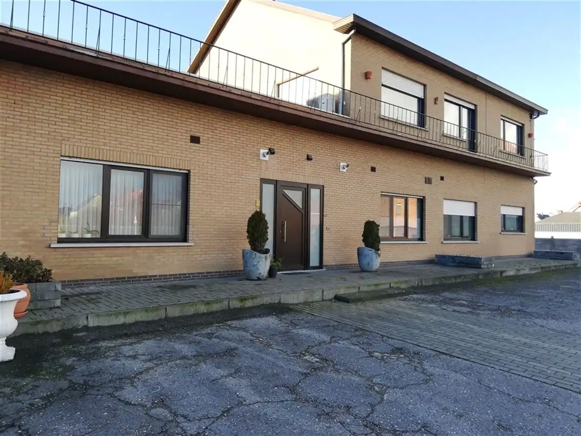 Verzorgd gelijkvloers app. met 2 slpk., terras en garage foto {{pictureIndex}}