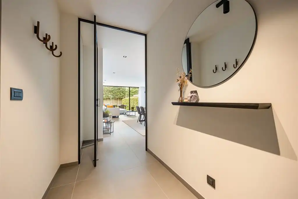 Moderne architecturale woning in een doodlopend straatje foto 2