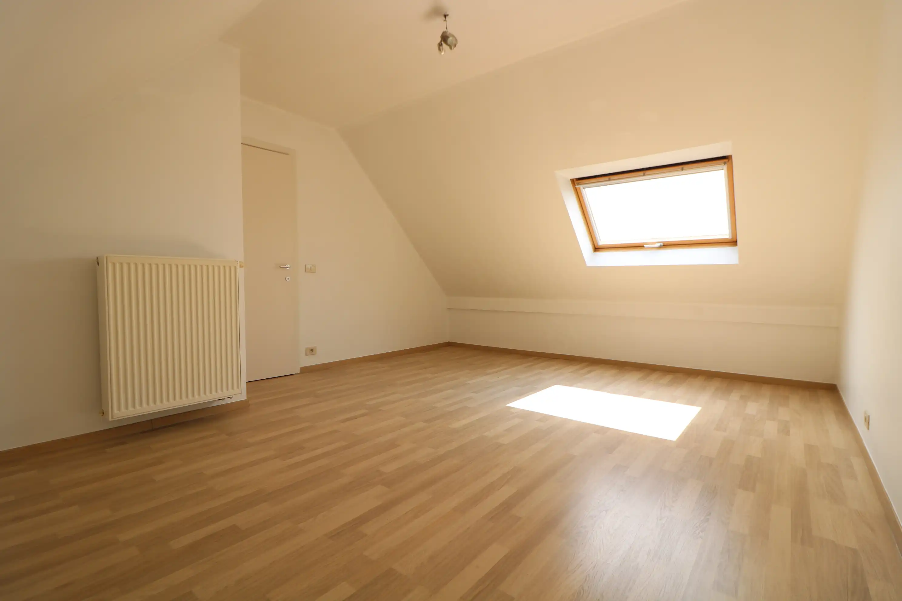 Bijzonder ruim appartement met 3 slaapkamers, 2 badkamers en open zichten, met de mogelijkheid om een garagebox aan te kopen in het gebouw. foto 6