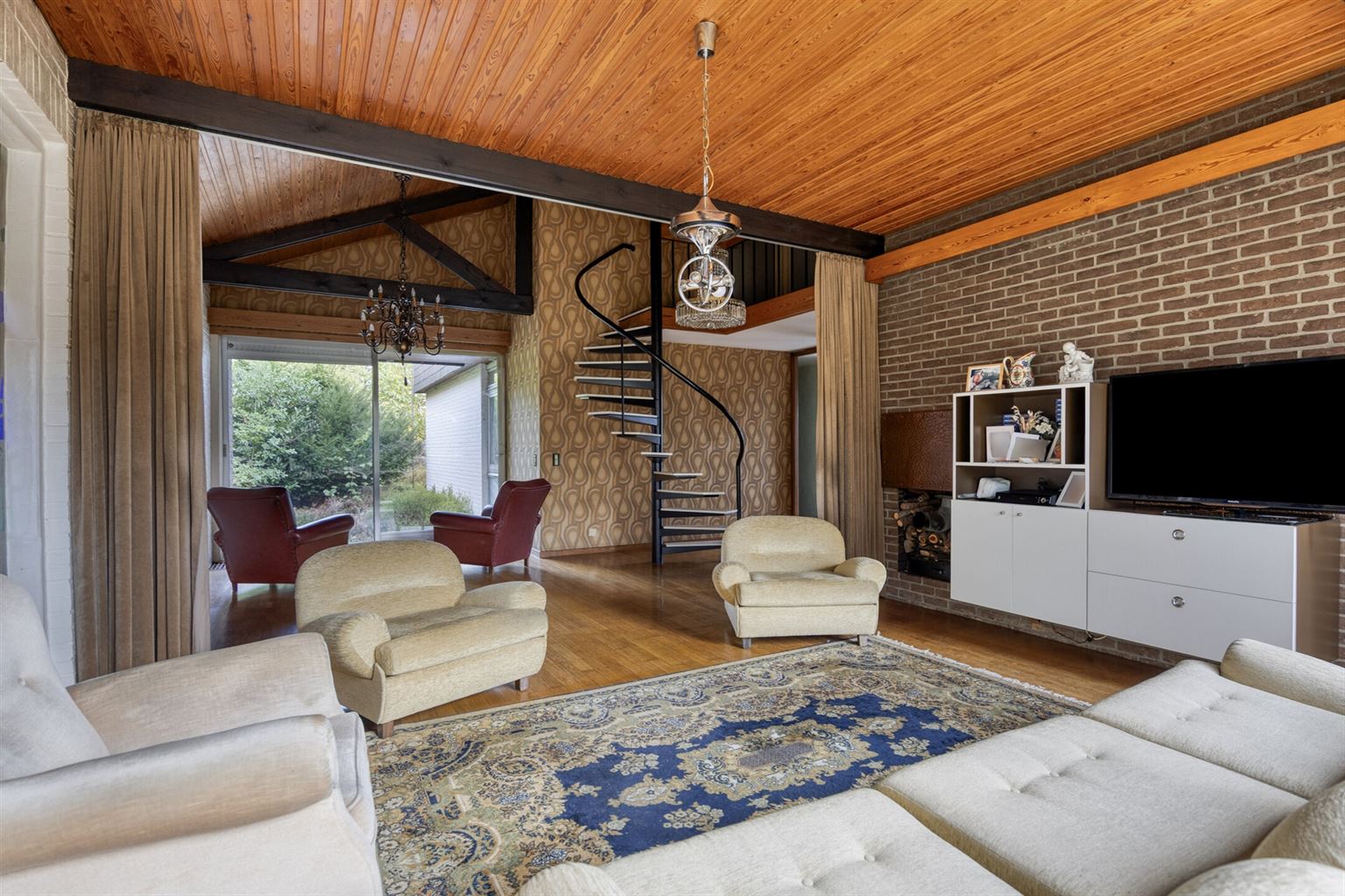 Vrijstaande woning in 70s stijl op een uniek perceel van 15a93ca met 5 slaapkamers, inpandige garage en riante tuin, gelegen op een rustige toplocatie nabij het centrum van Maaseik. foto 5