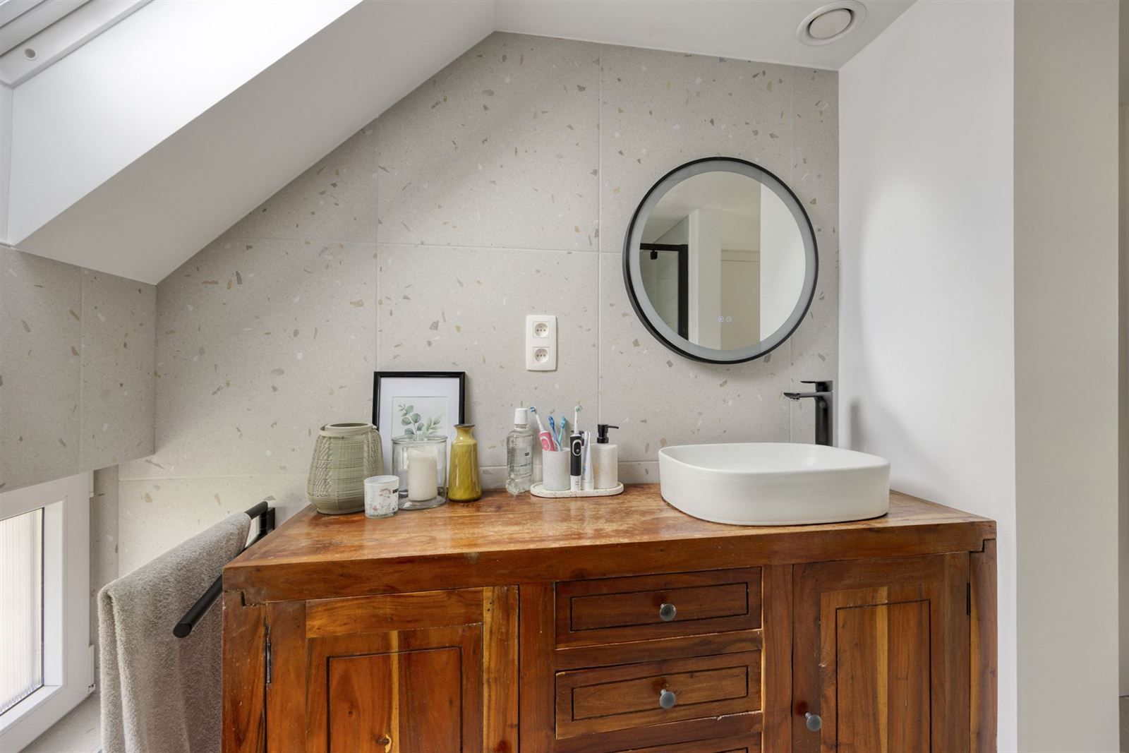 Instapklaar driegevel woning in groene omgeving foto 18